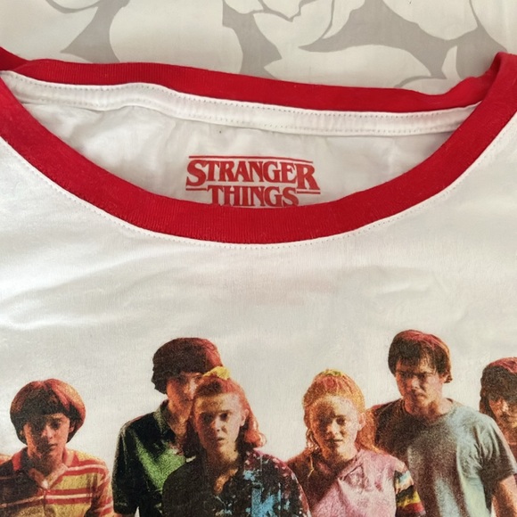 Stranger Things It Only Gets Stranger official Netflix fitted tee M/L - Picture 5 of 11